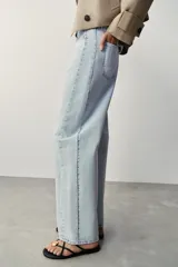 Jeans de tiro alto con diseño barrel y cinco bolsillos, de pernera holgada que se estrecha hacia el tobillo, en tono celeste claro.
