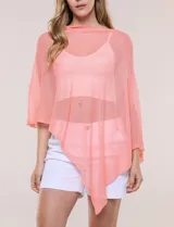 Poncho liviano de tejido de punto fino calado, color blanco, con silueta asimétrica envolvente, escote bote drapeado y mangas integradas estilo capa.