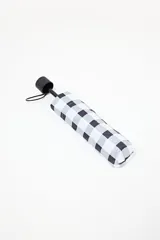 Paraguas plegable con funda protectora, estampado a cuadros vichy en tonos blanco, gris y negro.