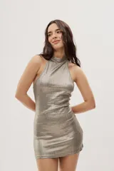 Vestido corto de calce ajustado, confeccionado en tejido con textura acanalada y acabado brillante. Diseño de cuello halter y espalda descubierta.