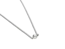 Collar de acero plateado con cadena de eslabones cuadrados y perla central española.