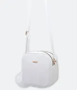 Bolso pequeño femenino de PU color blanco, con correa para cruzar, cierre de cremallera, divisorias internas y pompón decorativo.