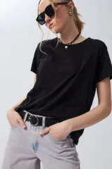 Remera lila de algodón, de manga corta y cuello redondo.