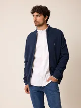 Cardigan de punto color azul marino, con cierre frontal completo, cuello alto y detalle de logo bordado en el pecho.