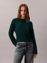 Sweater Calvin Klein de punto color verde oscuro, confeccionado en algodón, con cuello redondo, manga larga y puños y bajo de canalé.