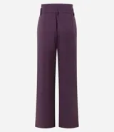 Pantalón de sastrería corte recto, color negro, con pliegues delanteros, cierre de botón y cremallera, y cinturón integrado con hebilla metálica.