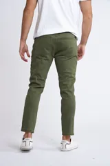 Pantalón tipo jean de corte skinny, color verde militar, con diseño clásico de cinco bolsillos, cierre de cremallera y botón.