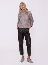 Campera puffer color visón, con capucha y mangas 3/4.