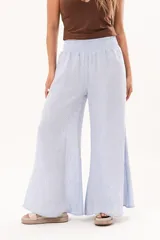 Pantalón palazzo celeste de tiro alto, con cintura elástica fruncida y diseño amplio de pernera ancha.