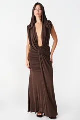 Vestido largo color chocolate, con escote profundo drapeado y falda con frunces laterales que aportan movimiento.
