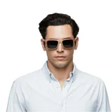 Lentes de sol Indie Growler con montura cuadrada de madera color nogal y lentes polarizados color gris oscuro.