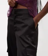 Pantalón cargo de tricolina color negro, de corte recto y holgado, con bolsillos laterales utilitarios.