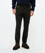 Pantalón slim de sarga lavada color marrón, con cierre de botón y cremallera, trabillas para cinturón y bolsillos laterales y traseros.