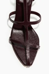 Sandalias de tiras finas color bordó, con efecto texturizado, taco cónico bajo y cierre de pulsera con hebilla metálica.