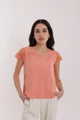 Blusa color salmón con escote en V y mangas cortas con detalle de encaje floral.