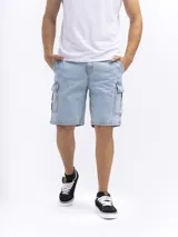 Bermuda de jean color celeste claro, estilo cargo, con bolsillos laterales y corte a la rodilla.