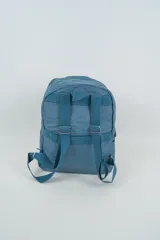 Mochila de color azul con un bolsillo frontal con cierre de cremallera y dos bolsillos laterales abiertos. Tiene correas ajustables para los hombros y un asa superior.