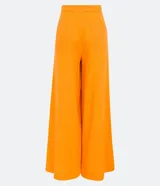 Pantalón modelo pantalona de corte amplio, confeccionado en una mezcla de viscosa y lino. Presenta cintura con botón, cierre de cremallera y bolsillos laterales.