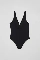 Malla entera negra con escote en V y detalle de nudo en el centro del busto.