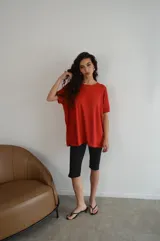 Calza capri negra de lycra, ajustada al cuerpo.