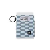 Billetera elástica de tejido resistente color celeste y blanco con patrón geométrico, con bolsillo para tarjetas y efectivo e incluye argolla tipo llavero.