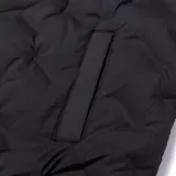 Chaleco acolchado negro con cierre frontal, cuello alto y bolsillos laterales. Presenta el logo de Caterpillar en el pecho.