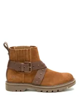 Bota corta de gamuza marrón Caterpillar modelo Grader Ws Embellish, con suela track de goma, elásticos laterales y correas cruzadas de cuero con tachas y hebilla metálica.
