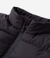 Campera acolchada tipo puffer, color marrón topo, con cuello alto y cierre frontal de cremallera. Presenta costuras horizontales que crean un efecto acolchado.