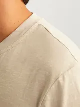 Remera básica de manga corta en color beige, con cuello mao y cartera corta con botones. Confeccionada en jersey de algodón.