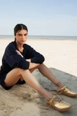 Zuecos plateados con cordones marrones y suela color caramelo.