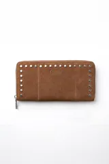 Billetera rectangular color camel con acabado tipo gamuza, decorada con tachas metálicas plateadas en el contorno y cierre perimetral.