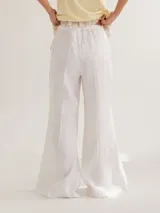 Pantalón blanco de corte clásico con pierna recta y ruedo ligeramente acampanado. Cintura elástica ajustable.