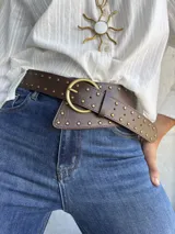 Cinto tipo faja color chocolate, confeccionado en cuero sintético con detalle de tachas metálicas doradas y hebilla circular de metal envejecido.