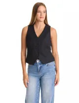 Chaleco sastrero de silueta entallada con escote en V y cierre frontal mediante botones forrados al tono. Presenta pinzas frontales de entalle, bolsillos laterales de ojal y ruedo con terminación en pico en el frente.