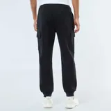 Pantalón de jogging negro con bolsillos cargo laterales y tobillos ajustados con elástico.