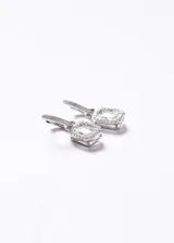 Aros tipo huggies con dije rectangular desmontable, elaborados en plata 925 y decorados con zirconias brillantes en toda su estructura.