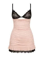 Vestido corto de estilo lencero, con cuerpo drapeado en color nude y detalles de encaje negro en el busto y el ruedo. Presenta breteles finos ajustables.