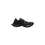 Championes Balenciaga modelo Circuit Low-Top, de diseño chunky en color negro con detalles en blanco. Cuentan con suela gruesa y curvada, confección en malla y paneles sintéticos con cordones al tono.