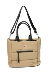 Bolso tipo tote bag color beige, acolchado, con asas de mano y correa de hombro ajustables en color negro. Cuenta con un bolsillo frontal con cierre y un pequeño parche con logo.