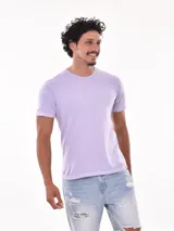 Remera de corte regular, color lila con efecto jaspeado, de manga corta y cuello redondo.