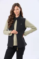 Chaleco polar de alta densidad en color azul marino, con cierre frontal completo, cuello alto y bolsillos laterales con cierre. Presenta un diseño funcional y versátil ideal para usar en capas.