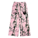 Pantalon de corte recto y tiro alto con estampado de camuflaje en tonos rosados y negros, con detalles gráficos de corazones y estrellas.