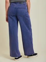 Pantalón de jean de corte ancho, color azul con efecto gastado.