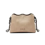 Cartera bandolera Korium modelo Lamar, de diseño estructurado con borde superior ondulado y acabado texturizado. Incluye correa de cadena metálica entrelazada y logo de la marca grabado en el frente.