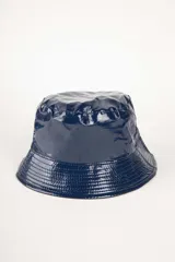 Gorro tipo bucket impermeable de acabado brillante, color negro, con costuras horizontales en el ala.