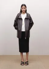 Falda midi de tiro bajo en mezcla de lana, con trabillas, abertura posterior y cierre de cremallera en la parte trasera.
