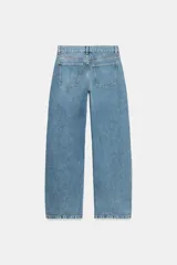 Jeans de tiro medio confeccionados en denim con efecto lavado, diseño de pernera curva y corte recto. Cuenta con cinco bolsillos, trabillas en la cintura y cierre frontal con cremallera y botón metálico.