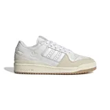 Championes Adidas Forum 84 Low ADV, de diseño clásico inspirado en el básquet y adaptado para el skate. Presentan un exterior en cuero blanco con detalles en gamuza beige, suela de caucho en tono crema y el logo del trébol grabado en el lateral.