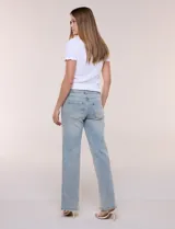 Jean wide leg de tiro medio y corte amplio, color azul claro. Presenta cintura con presillas, acceso frontal mediante cierre y botón metálico, y diseño de cinco bolsillos clásicos.