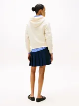 Buzo con capucha color crema de Tommy Hilfiger, con logo bordado en el pecho, cordón ajustable, puños y bajo de punto canalé.